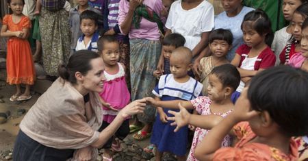 Angelina Jolie ADOPTUJE SIÓDME DZIECKO?!
