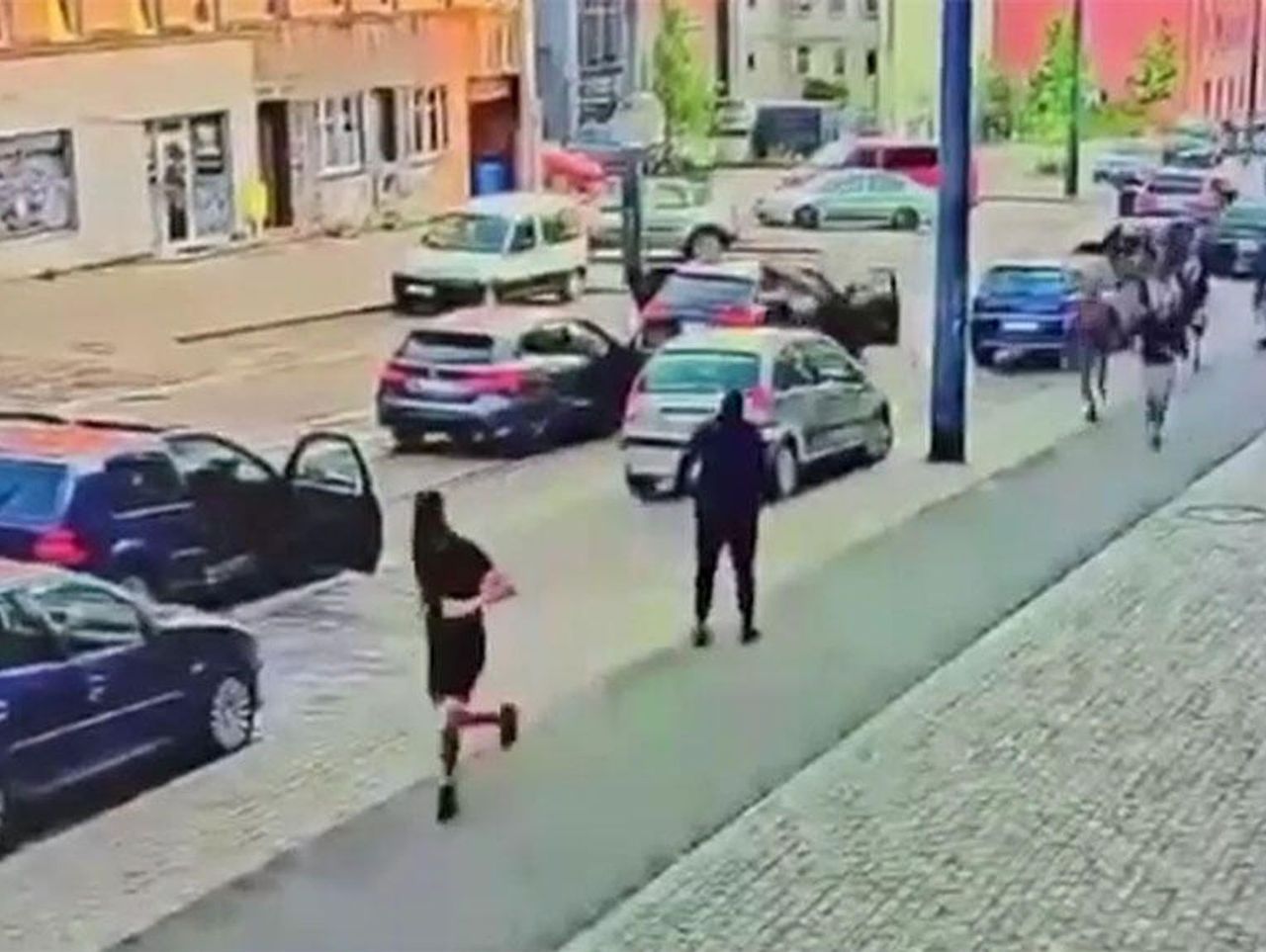 Atakowali ludzi na ulicy. Sąd wypuścił pseudokibiców