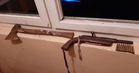 Bezdomny spał na klatce schodowej. Znaleziono przy nim niebezpieczne przedmioty