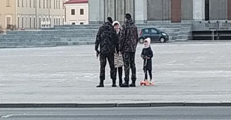 Zdjęcia z Mińska. Niewyobrażalna odwaga kobiety z dzieckiem