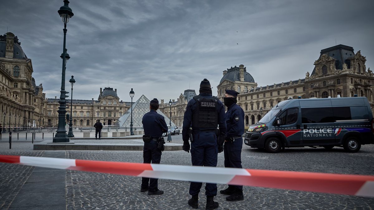 PARIS, FRANCE - OCTOBER 19: French Police officers seal off the entrance to the Louvre Museum after a Jewllery Heist on October 19, 2025 in Paris, France. France's Culture Minister, Rachida Dati, announced the closure of the world-famous art museum on X due to the robbery taking place just after the Louvre opened to the public. It is being reported that millions of pound with of historic jewellery belonging to Napoleon and Empress Josephine has been stolen. (Photo by Kiran Ridley/Getty Images)