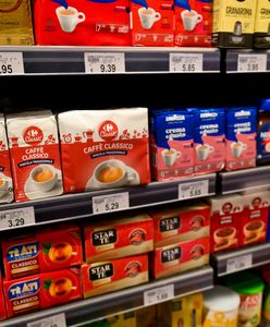 Podróbki kawy zalewają Polskę. To oszuści wsypują do opakowania