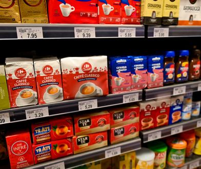 Podróbki kawy zalewają Polskę. To oszuści wsypują do opakowania