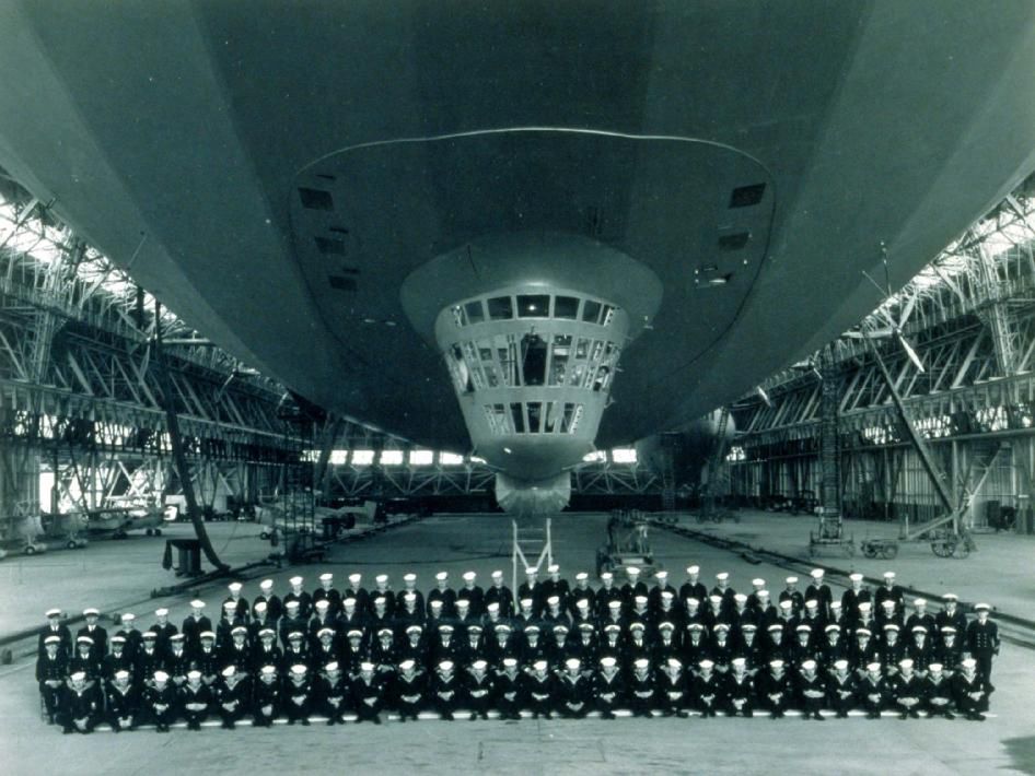 Załoga USS Macon pod swoim statkiem powietrznym (Fot. Arc.NASA.gov)