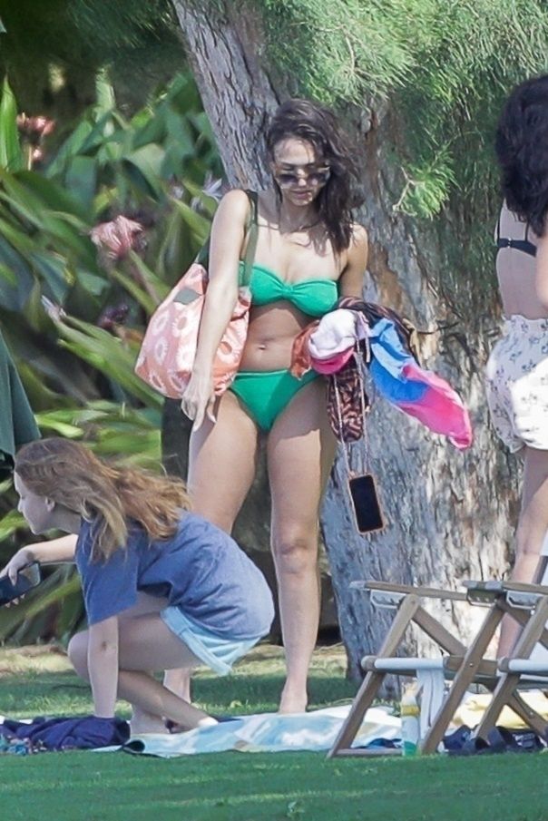 42-letnia Jessica Alba relaksuje się z trójką dzieci na hawajskiej plaży