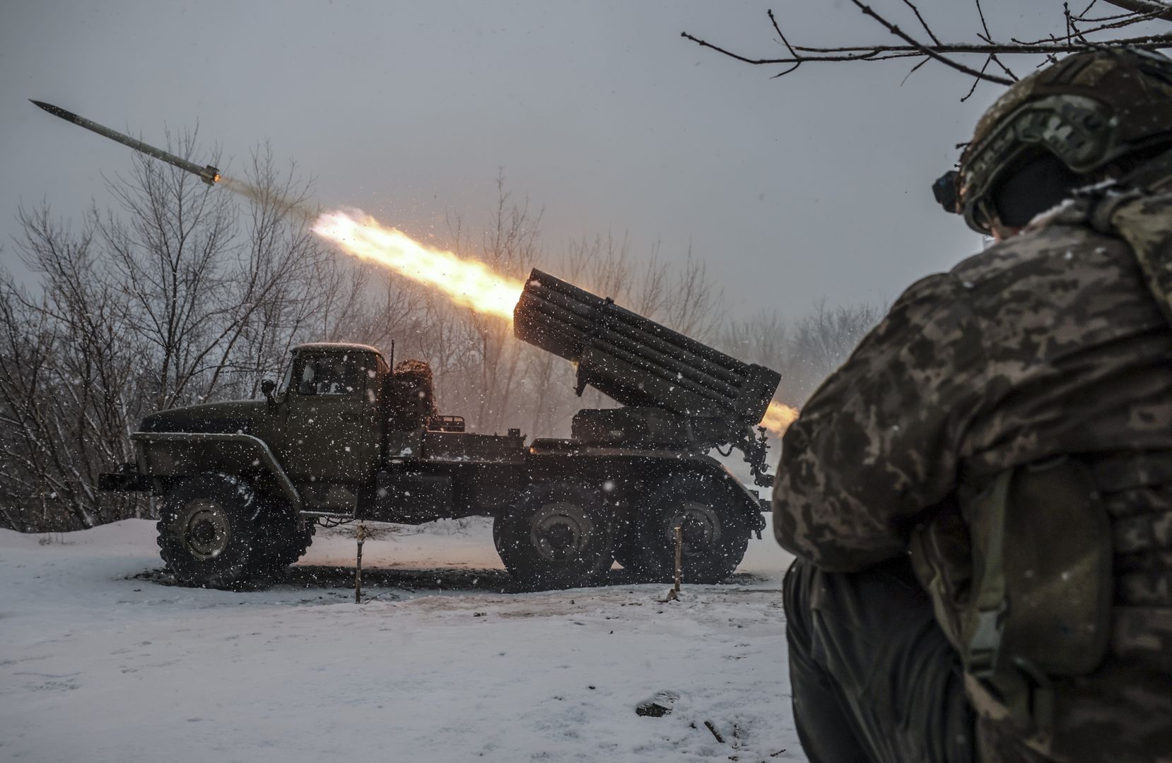A handout picture made available by the press service of the 24th Mechanized Brigade of the Ukrainian Armed Forces shows the brigade servicemen firing an MRLS BM-21 'Grad' towards Russian army positions near Chasiv Yar, Donetsk region, Ukraine, 16 February 2025 (made available 17 February 2025). EPA/24th Mechanized Brigade HANDOUT 76783HANDOUT EDITORIAL USE ONLY/NO SALES Dostawca: PAP/EPA.
