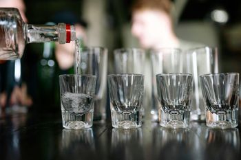 Masowe zatrucie alkoholem pod Petersburgiem. Zamieszana przedszkolanka