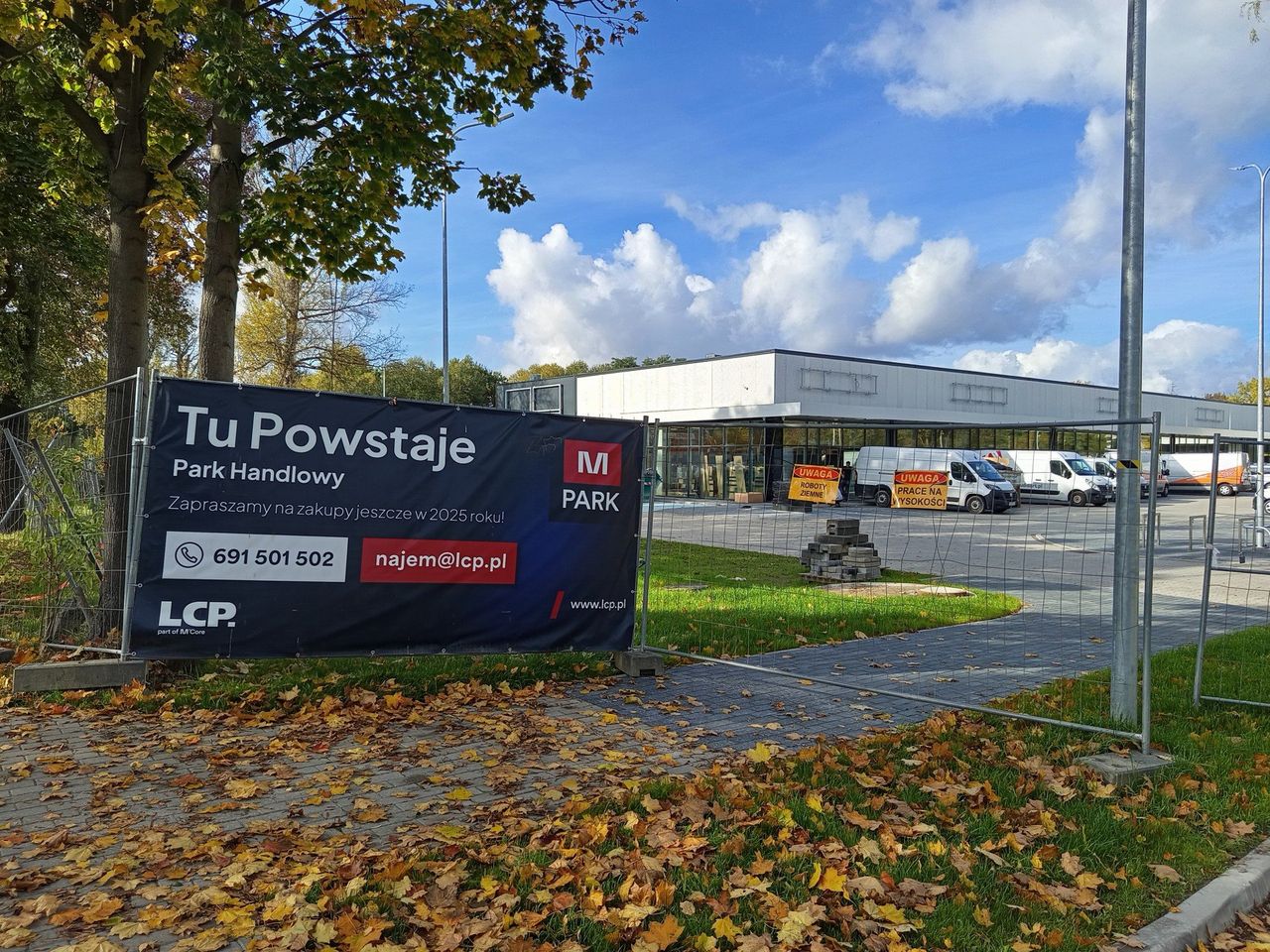Leśnica: Nowy park handlowy prawie gotowy. Niektóre sklepy już z regałami i półkami