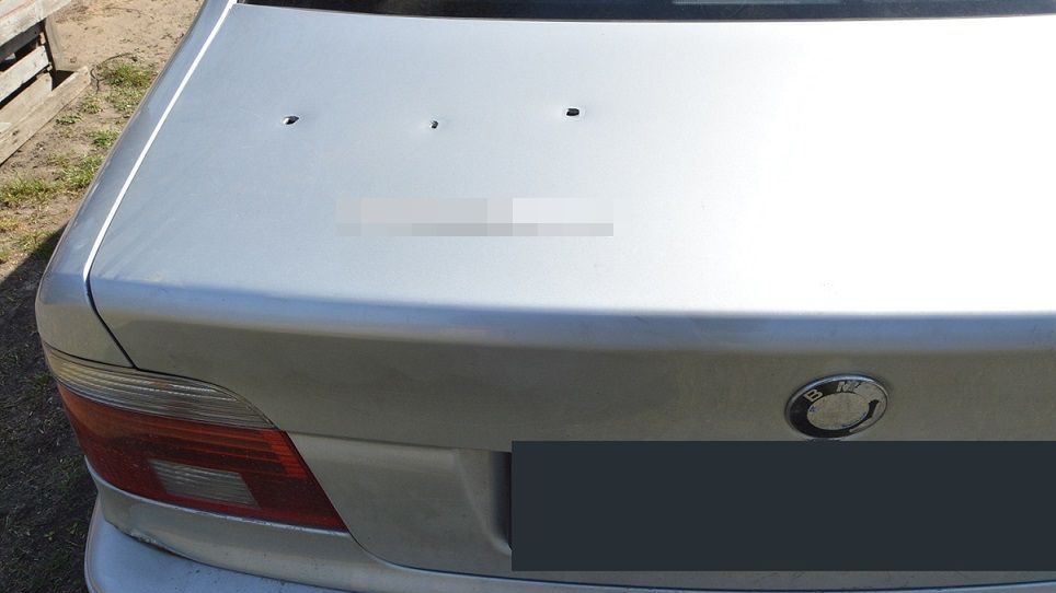 Dwa uszkodzone samochody, choć tylko jeden celowo - 27-latek napytał sobie sporo biedy.