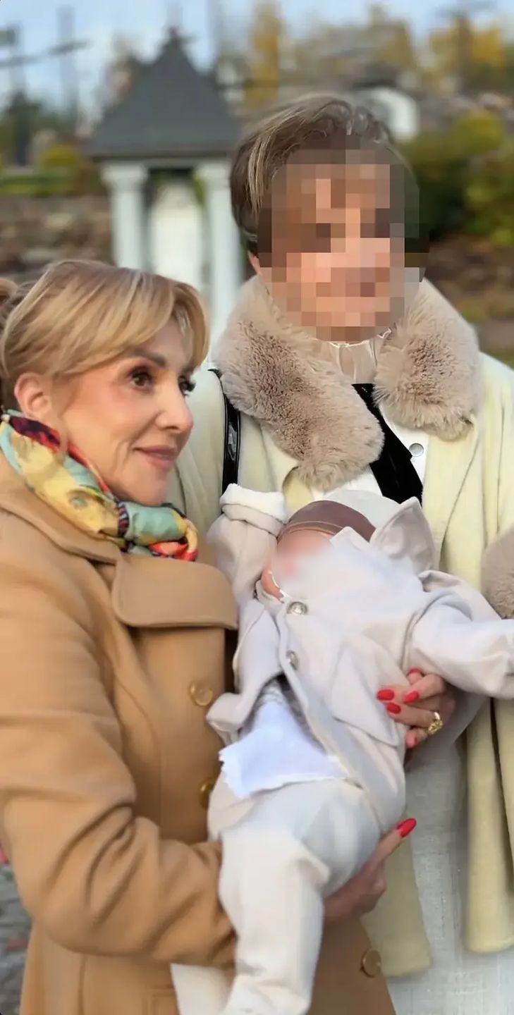 Faustyna pokazuje kolejne kadry z chrzcin Floriana