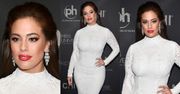 Ashley Graham pozuje w ciasnej sukience