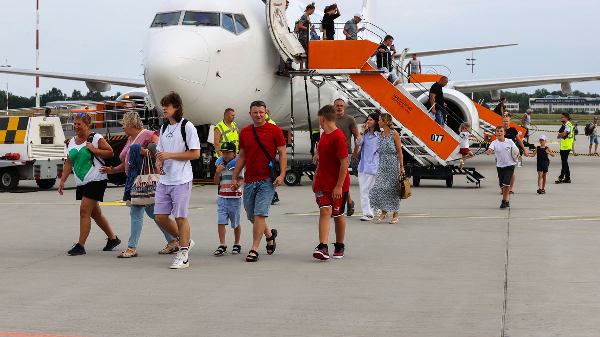Łódź, 24.07.2023. Samolot z ewakuowanymi turystami z greckiej wyspy Rodos wylądował na lotnisku w Łodzi, 24 bm. Pożar na Rodos doprowadził do największej ewakuacji w historii Grecji, ewakuowano już ponad 30 tys. osób. (aldg) PAP/Marian Zubrzycki