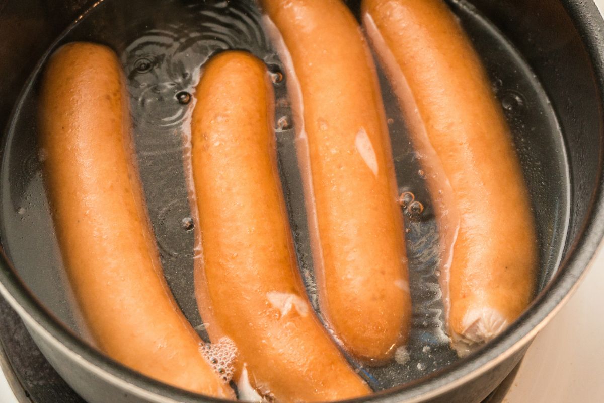 Mało kto ma świadomość. Przez ten głupi błąd parówki pękają w czasie gotowania