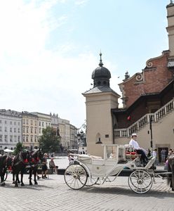 Dostali zakaz przejazdu dorożką przez krakowski Rynek Główny