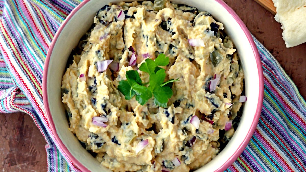 Hummus z ogórkiem kiszonym i cebulką