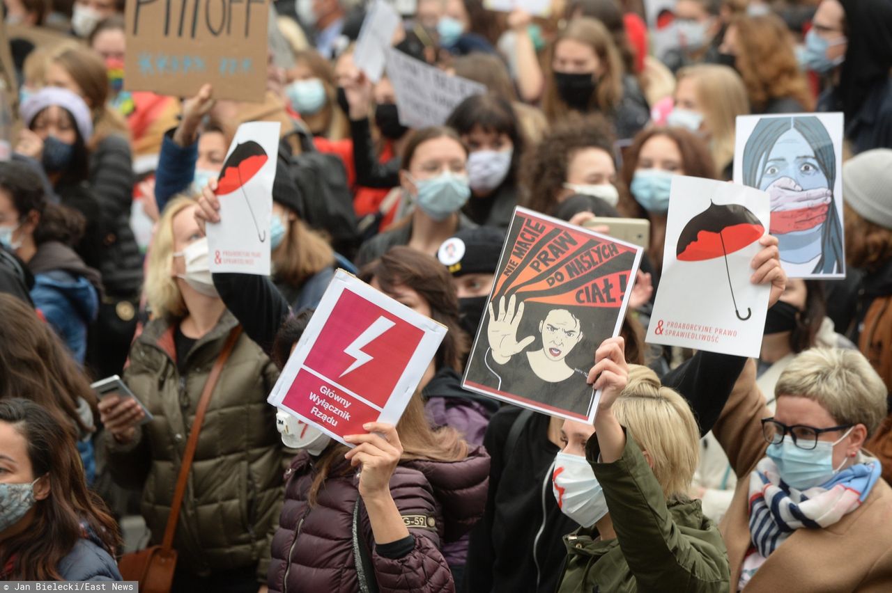 Protesty często trwają do późnych godzin nocnych 