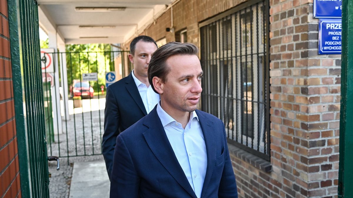 Szczecin, 30.06.2025. Wicemarszałek Sejmu Krzysztof Bosak po interwencji poselską parlamentarzystów Konfederacji, 30 bm. w placówce Straży Granicznej w Szczecinie. (aldg) PAP/Marcin Bielecki