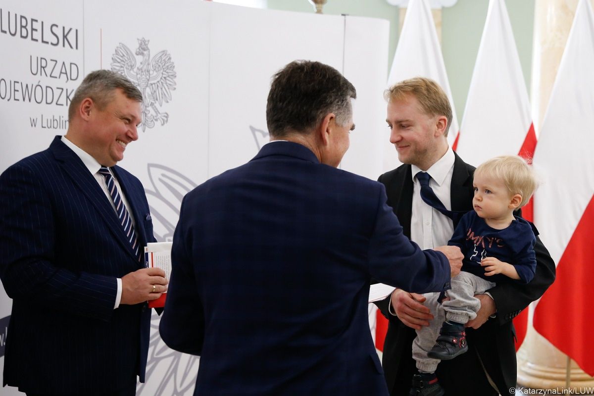 Wojewoda lubelski Lech Sprawka wręczył akty nadania obywatelstwa polskiego