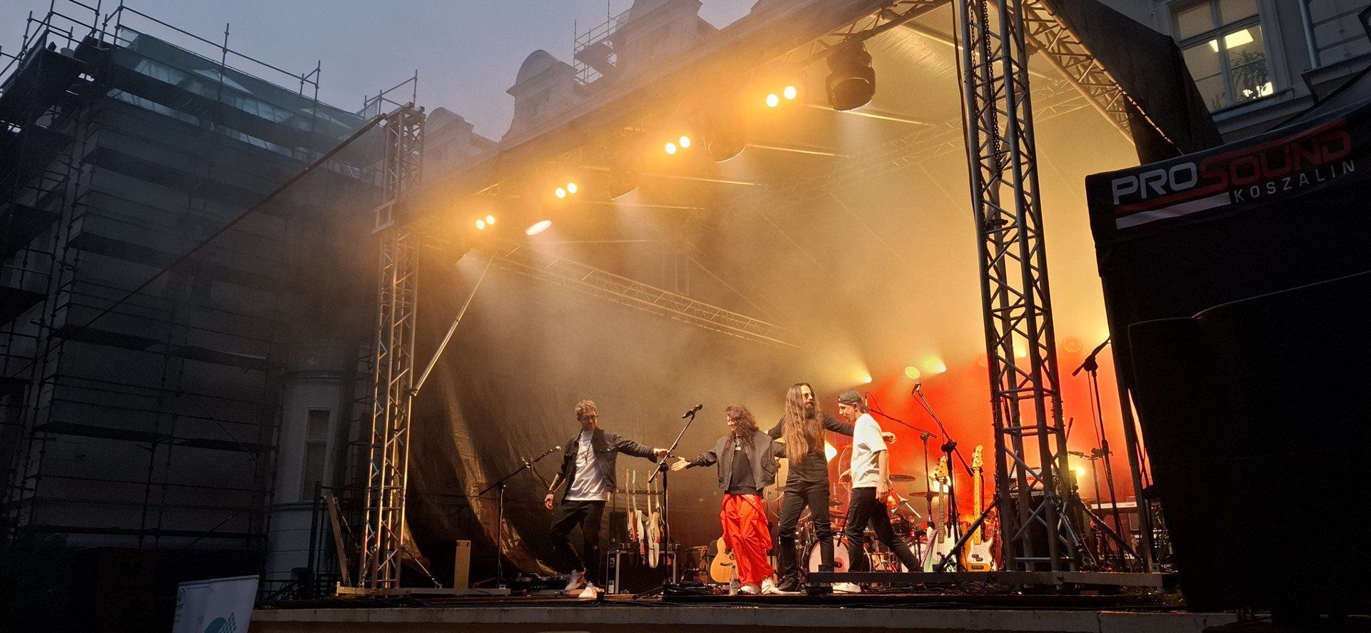 Koncert Natalii Przybysz w Damnicy przyciągnął tłumy, mimo deszczu