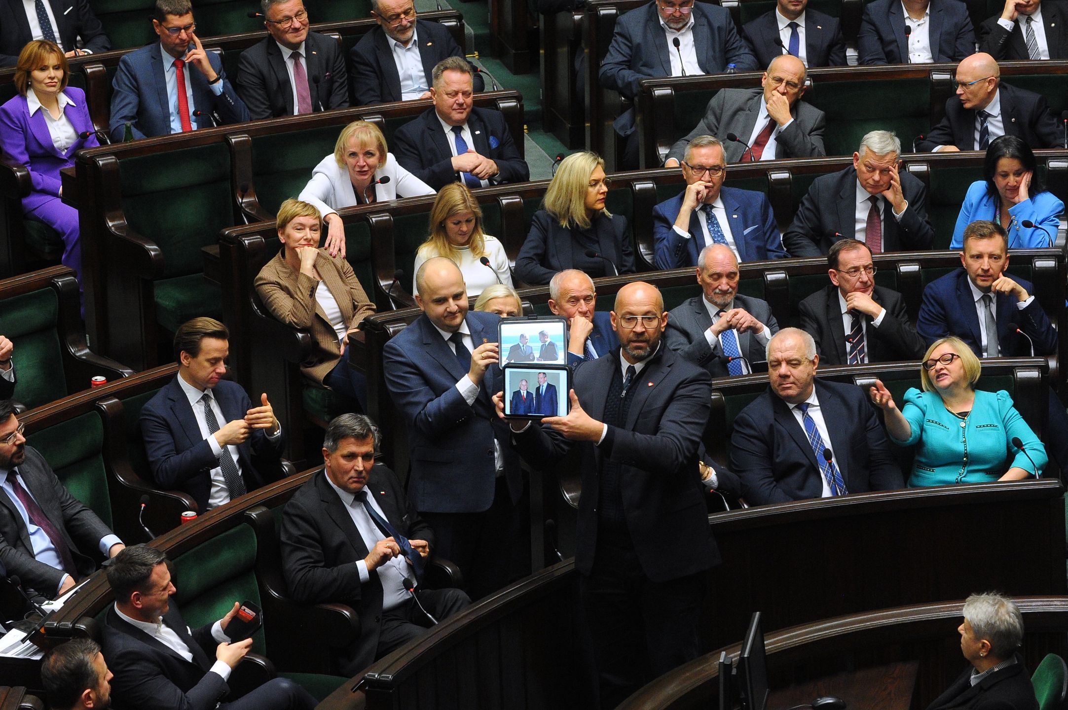 Dariusz Matecki i Jakub Rutnicki z tabletami w Sejmie