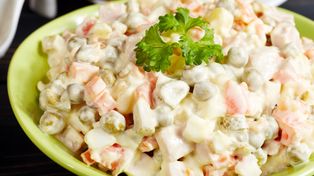 Nigdy nie dodawaj do sałatki jarzynowej. Szybko skiśnie i się zepsuje