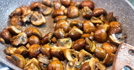 Wrzuć pieczarki na patelnię i zalej gęstym sosem. Zyskają sto procent więcej smaku i aromatu