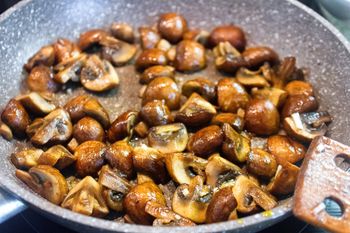 Wrzuć pieczarki na patelnię i zalej gęstym sosem. Zyskają sto procent więcej smaku i aromatu