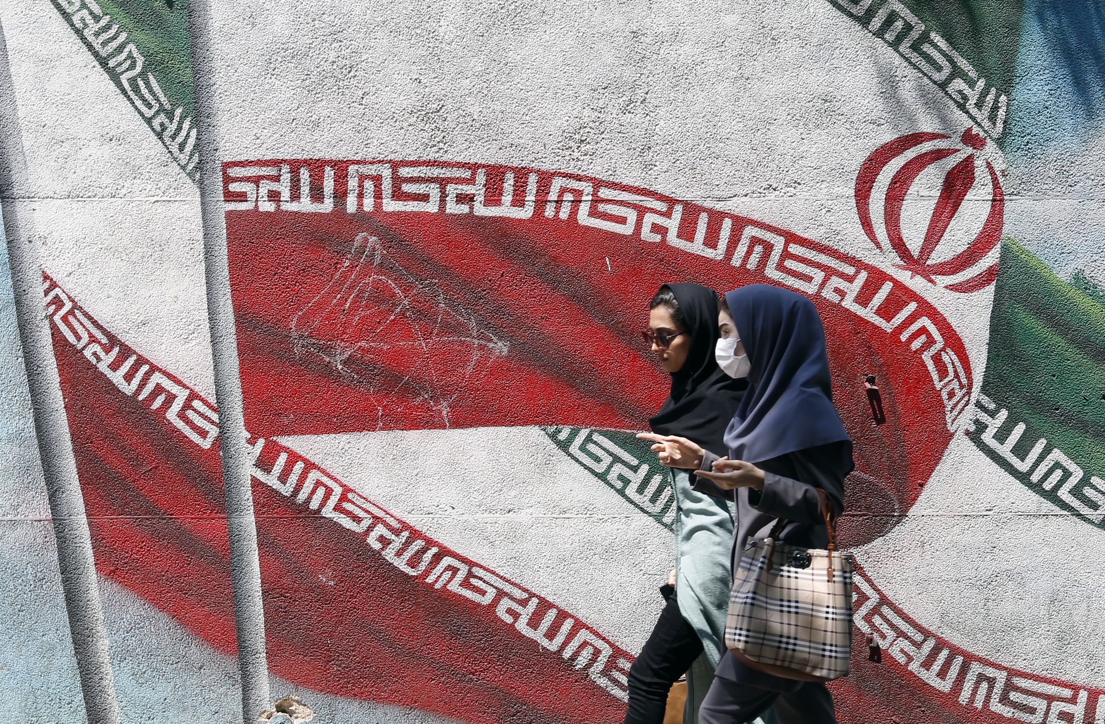 Iranian girls walk past a wall painting of Iran's national flag in a street in downtown of Tehran, Iran, 01 August 2022. According to Iranian foreign ministry there will likely be a new round of nuclear talks in Vienna soon following responds to top European Union diplomat Josep Borrell's proposal aimed at salvaging 2015 nuclear deal with world powers. Iran is facing economic crisis following the sanction by US and world powers over its nuclear programm. EPA/ABEDIN TAHERKENAREH Dostawca: PAP/EPA.