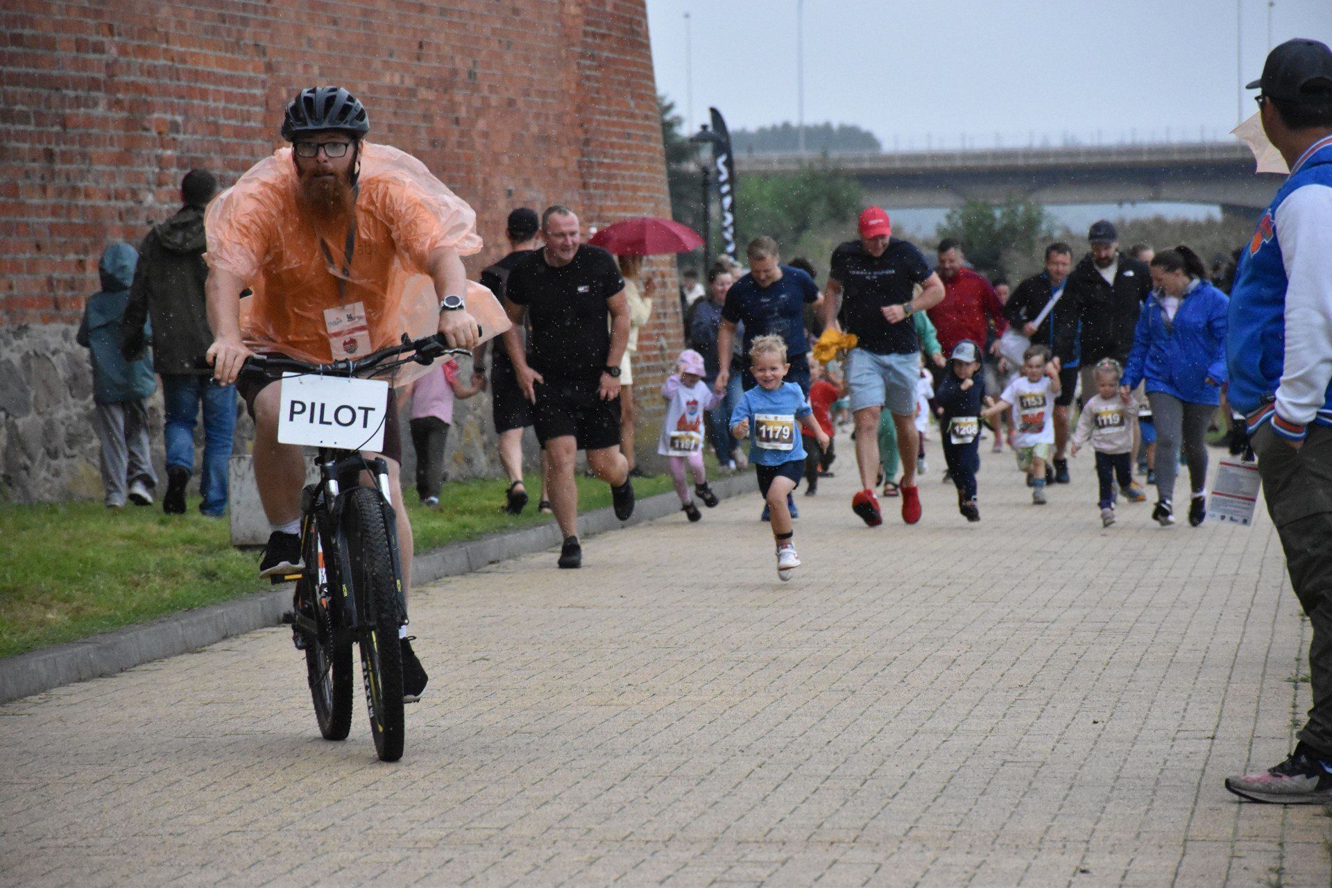 Castle Triathlon Malbork 2025. Biegi dzieci i młodzieży na bulwarze
