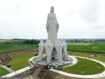 Posąg Matki Boskiej podzielił mieszkańców. "Można by klinikę postawić"