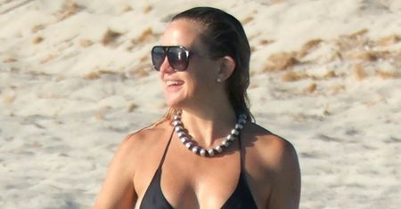 46-letnia Kate Hudson dokazuje na plaży i prezentuje imponującą sylwetkę w bikini