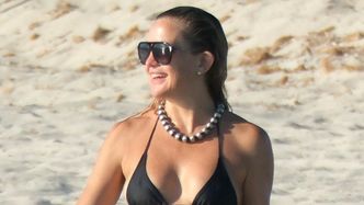 46-letnia Kate Hudson dokazuje na plaży i prezentuje imponującą sylwetkę w bikini
