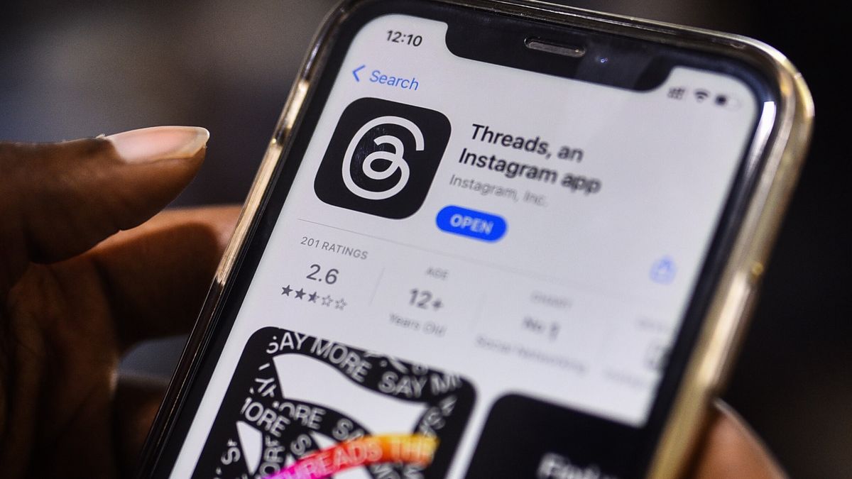 An employee downloads the newly unveiled Threads app on an iPhone at a design company in Chennai, India, 07 July 2023. Meta, the company behind Facebook and Instagram, said in a press release on 05 July 2023, that Mark Zuckerberg announced the initial version of 'Threads', an Instagram's text-based conversation app. EPA/IDREES MOHAMMED Dostawca: PAP/EPA.