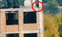 Desperacki skok z 5. piętra. Wideo niesie się po sieci