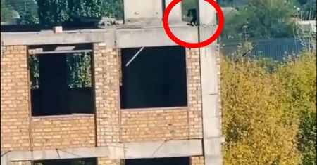 Desperacki skok z 5. piętra. Wideo niesie się po sieci