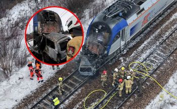 Dwa pociągi uderzyły w samochód. Paraliż na kolei, dramatyczne zdjęcia