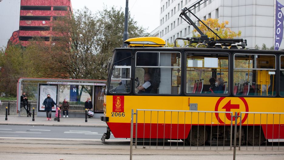 Tragedia w Warszawie. Śmierć pod kołami tramwaju. Zdjęcie ilustracyjne