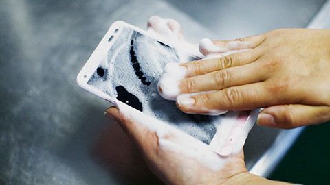 Kyocera Digno Rafre to smartfon, który umyjesz razem z naczyniami 1