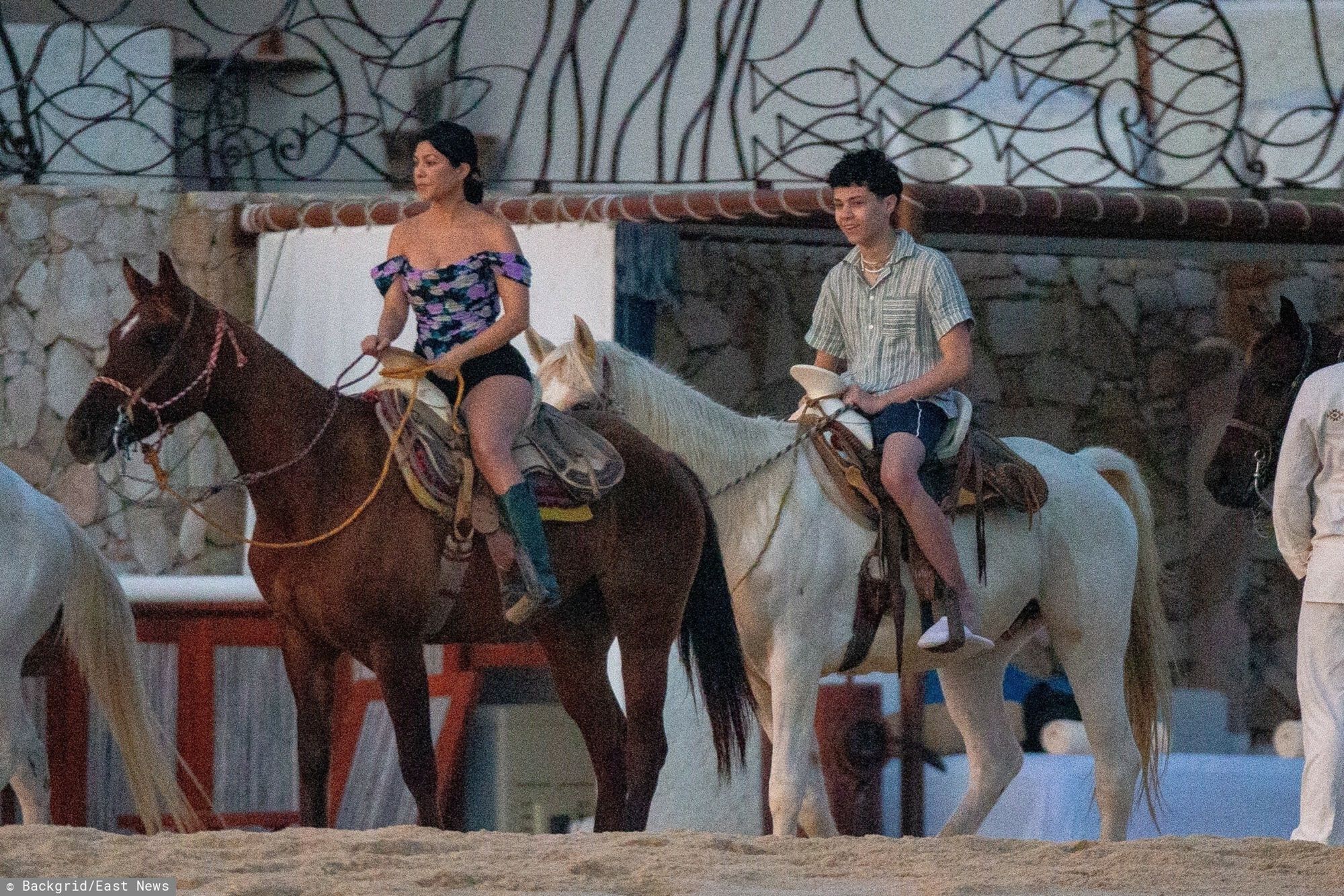 Kourtney Kardashian i Travis Barker świętują urodziny perkusisty z dziećmi w Meksyku