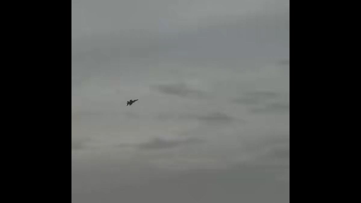  F/A-18 Super Hornet ostrzeliwujący cele z działka M61 w Iranie.