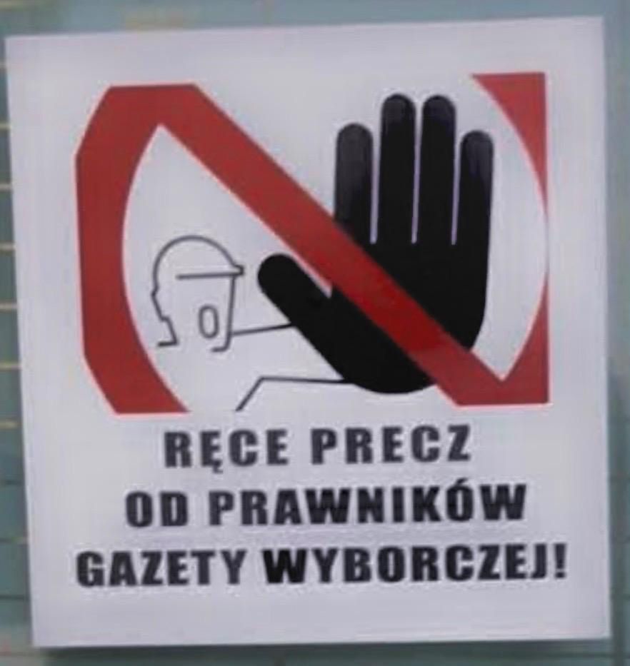 Wojciech Czuchnowski zorganizował akcje wlepkową w Agorze.