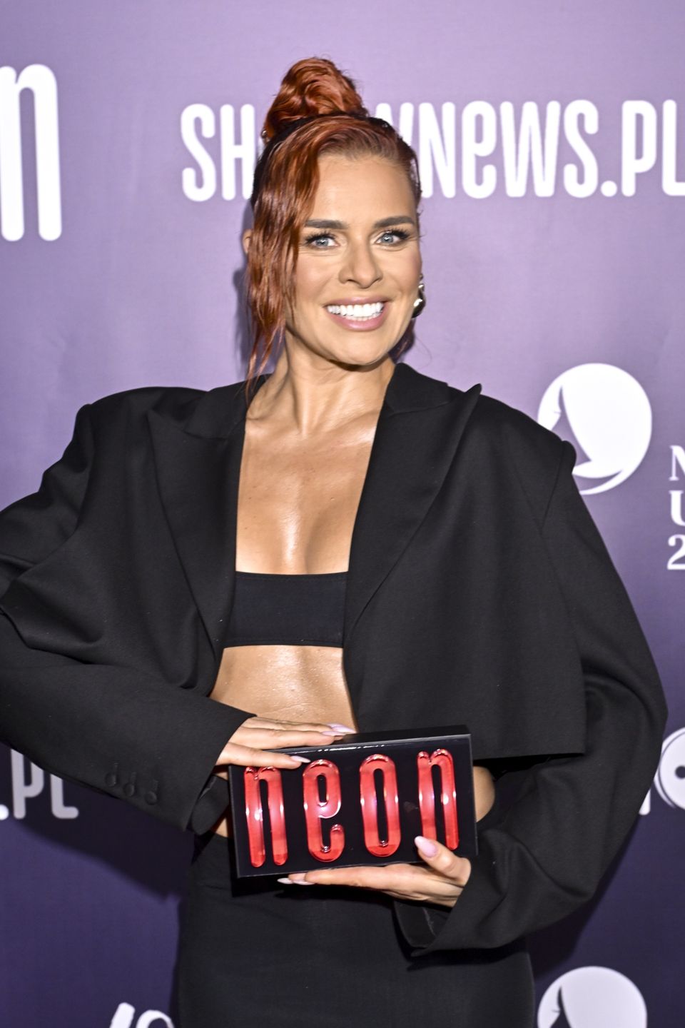 Natasza Urbańska prezentuje na ściance wyrzeźbiony brzuch