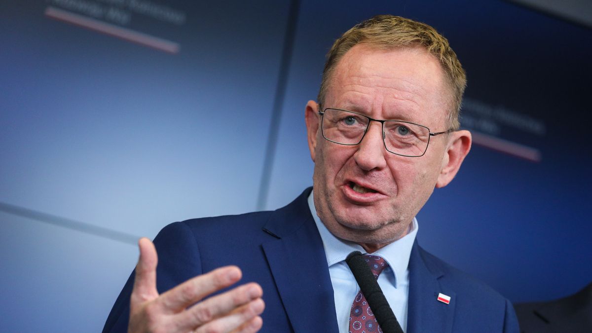 Warszawa, 27.07.2023. Minister rolnictwa i rozwoju wsi Robert Telus podczas briefingu prasowego w siedzibie ministerstwa w Warszawie, 27 bm. (amb) PAP/Paweł Supernak