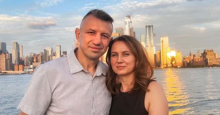Kupiła mu mercedesa, zabrała paszport. Są razem od 27 lat