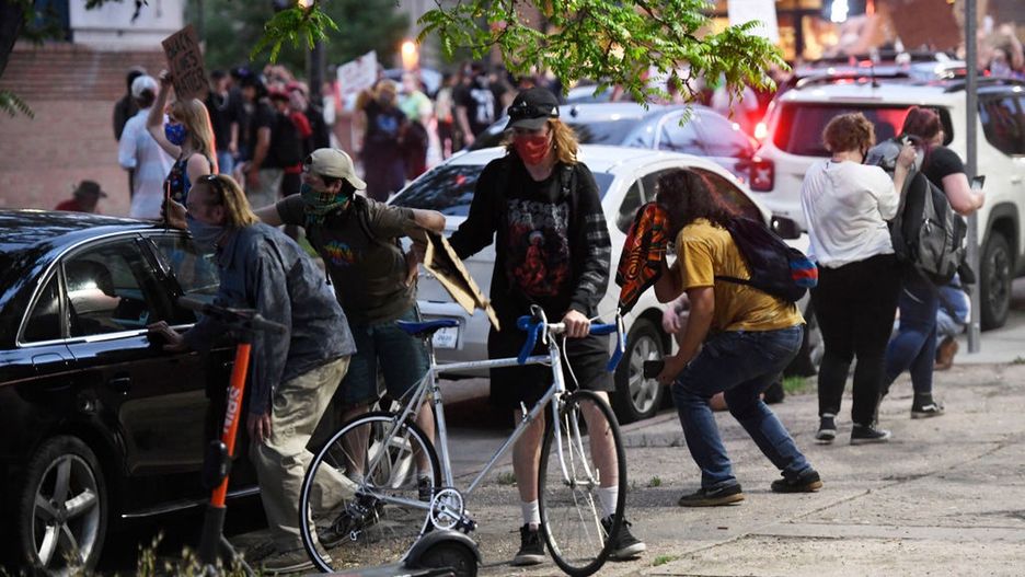 USA. Samochód wjechał w ludzi podczas protestu pośmierci George'a Floyda / zdjęcie poglądowe