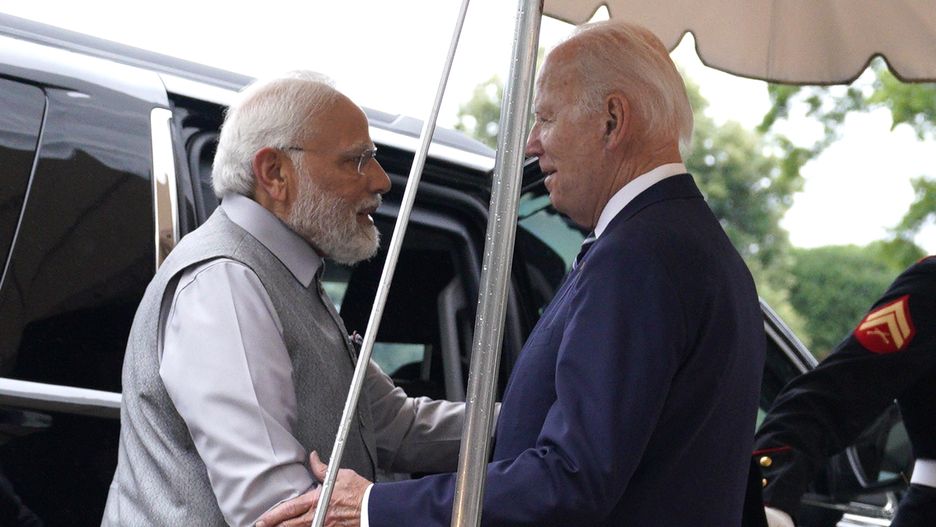 US President Joe Biden (C) welcome Indian Prime Minister Narendra Modi (L) ahead of a dinner at the White House in Washington, DC, USA, 21 June 2023. EPA/Yuri Gripas / POOL Dostawca: PAP/EPA.