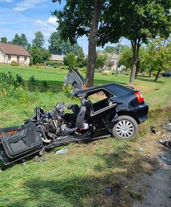 Czołowe zderzenie audi z ciężarówką. Kierowca zmarł w szpitalu
