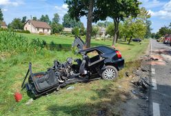 Czołowe zderzenie audi z ciężarówką. Kierowca zmarł w szpitalu