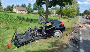 Czołowe zderzenie audi z ciężarówką. Kierowca zmarł w szpitalu