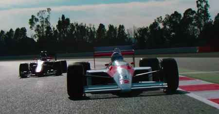 Fernando Alonso za sterami McLarena MP4-4 Ayrtona Senny [wideo]